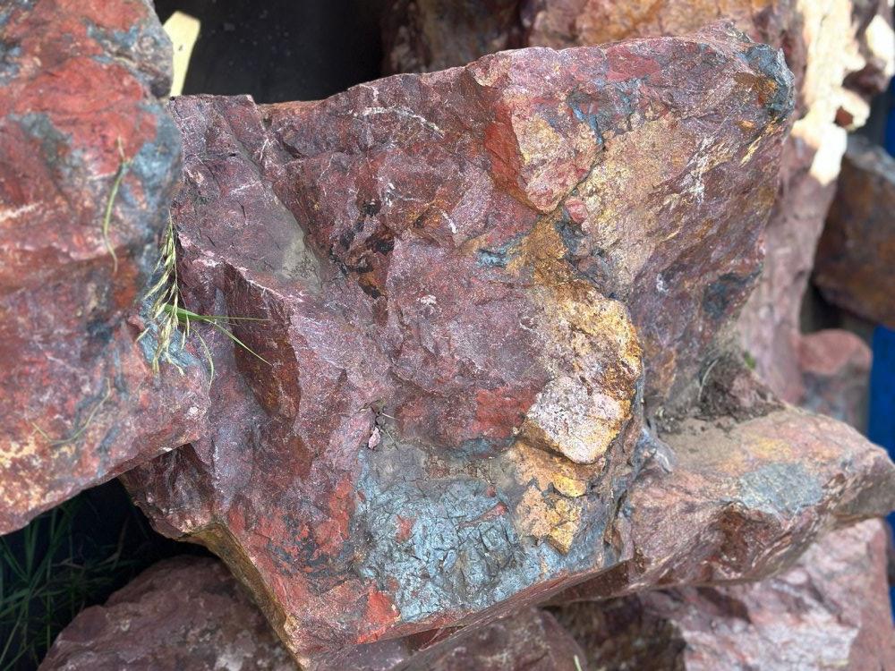 Камни для ландшафтного дизайна красно-фиолетовые 10-60 килограмм купить в Лянторе