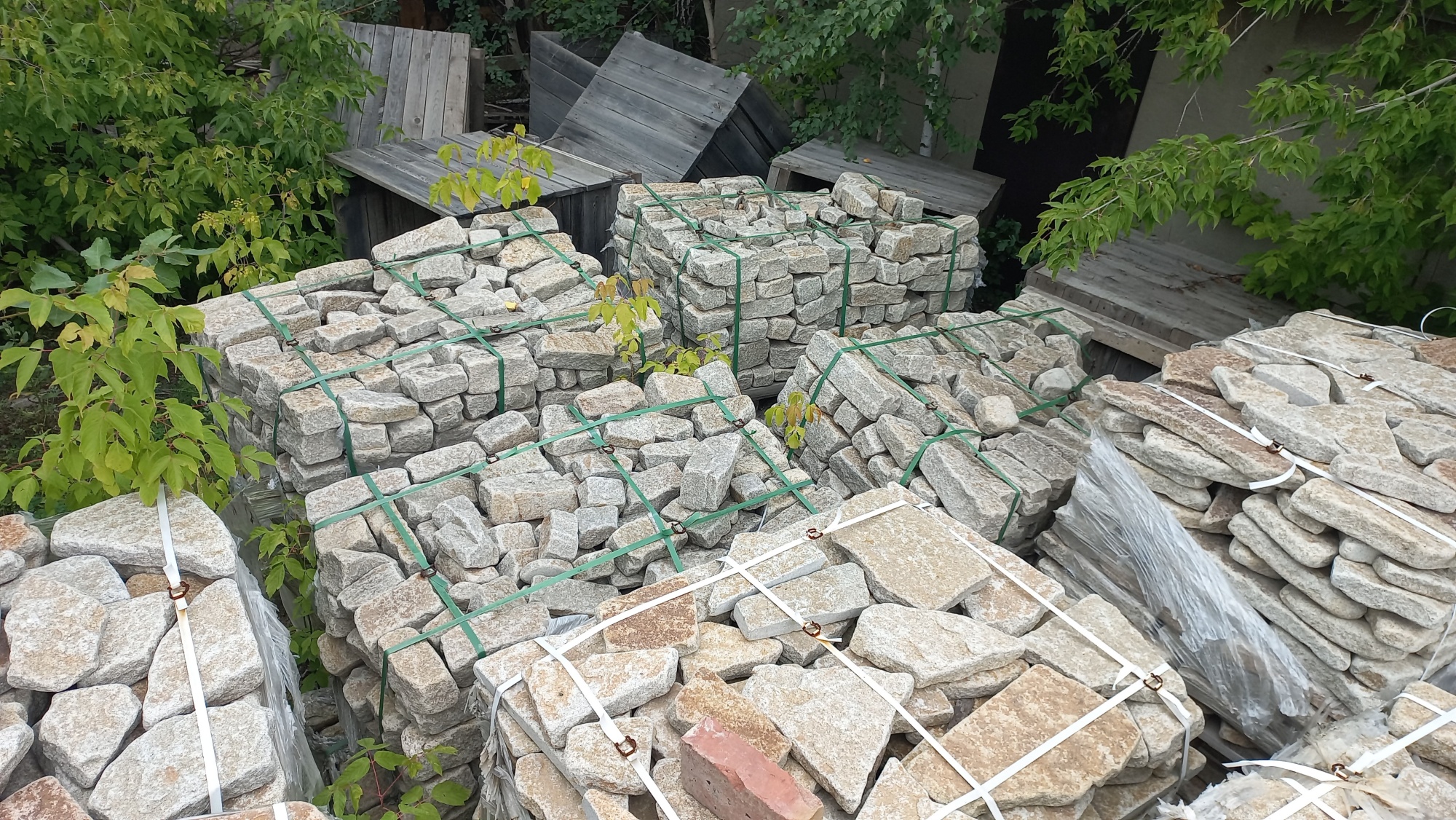 Плитняк галтованный гранитный для ландшафтного дизайна купить в Лянторе