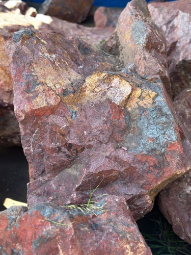 Камни для ландшафтного дизайна красно-фиолетовые 10-60 килограмм купить в Лянторе