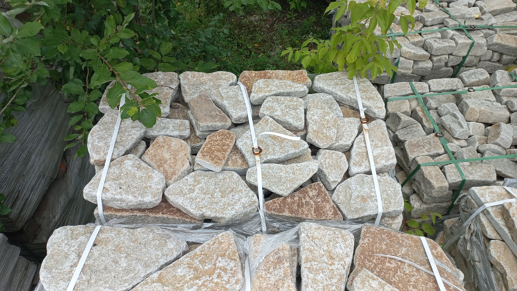 Плитняк галтованный гранитный для ландшафтного дизайна купить в Лянторе