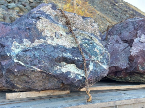 Огромные красно-фиолетовые валуны для ландшафтного дизайна весом более 5 тонн купить в Лянторе