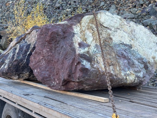 Огромные красно-фиолетовые валуны для ландшафтного дизайна весом более 5 тонн купить в Лянторе