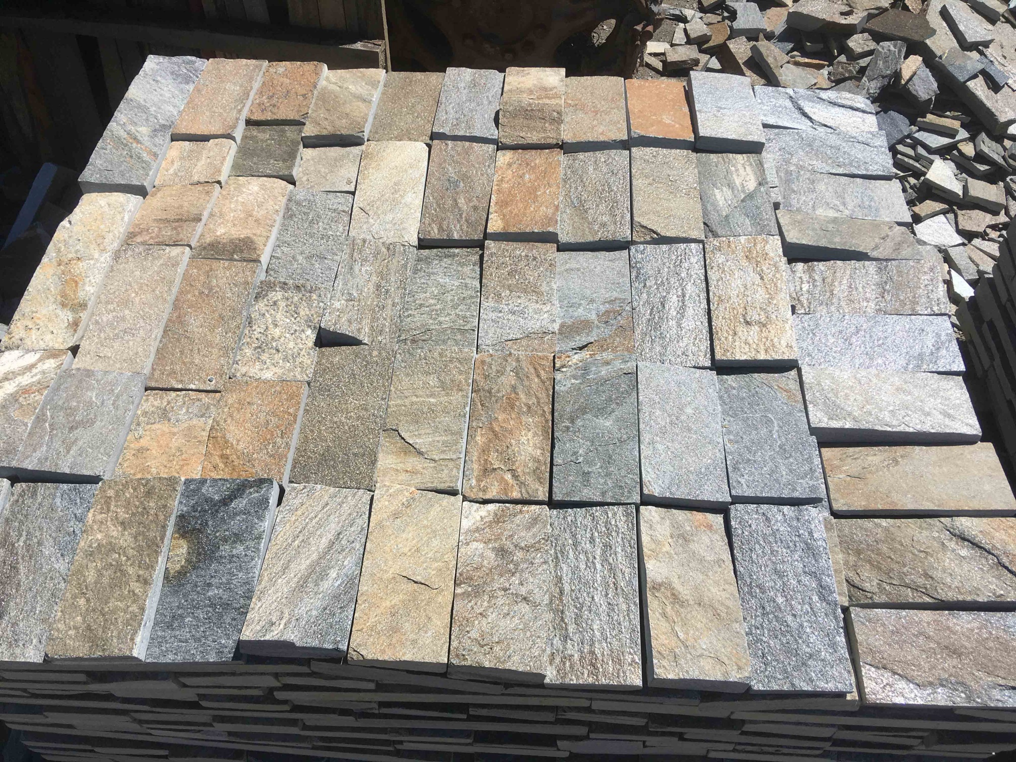 Плитка пилёная златолит Уральский для фасада купить в Лянторе