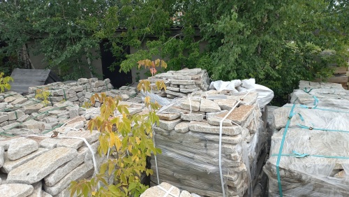 Плитняк галтованный гранитный для ландшафтного дизайна купить в Лянторе