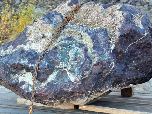 Огромные красно-фиолетовые валуны для ландшафтного дизайна весом более 5 тонн купить в Лянторе