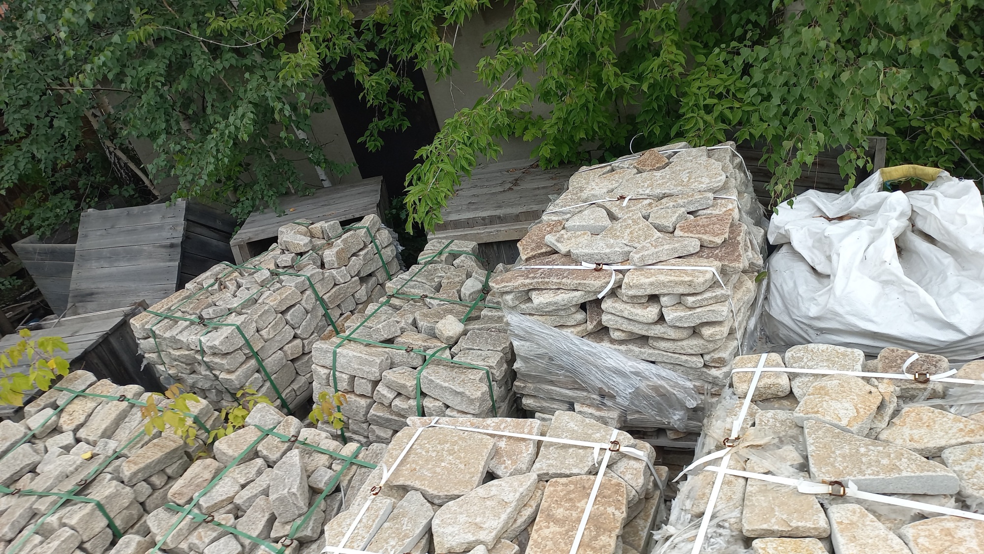 Плитняк гранитный галтованный купить в Лянторе