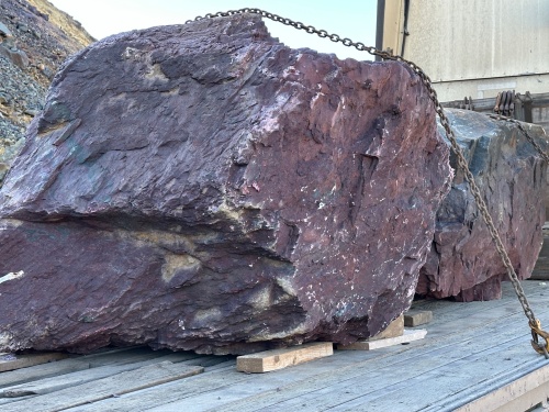 Огромные красно-фиолетовые валуны для ландшафтного дизайна весом более 5 тонн купить в Лянторе