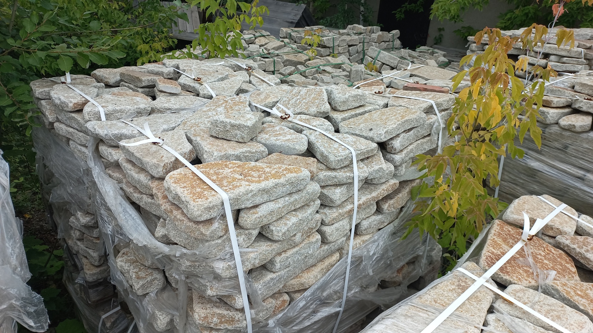 Плитняк галтованный гранитный для ландшафтного дизайна купить в Лянторе