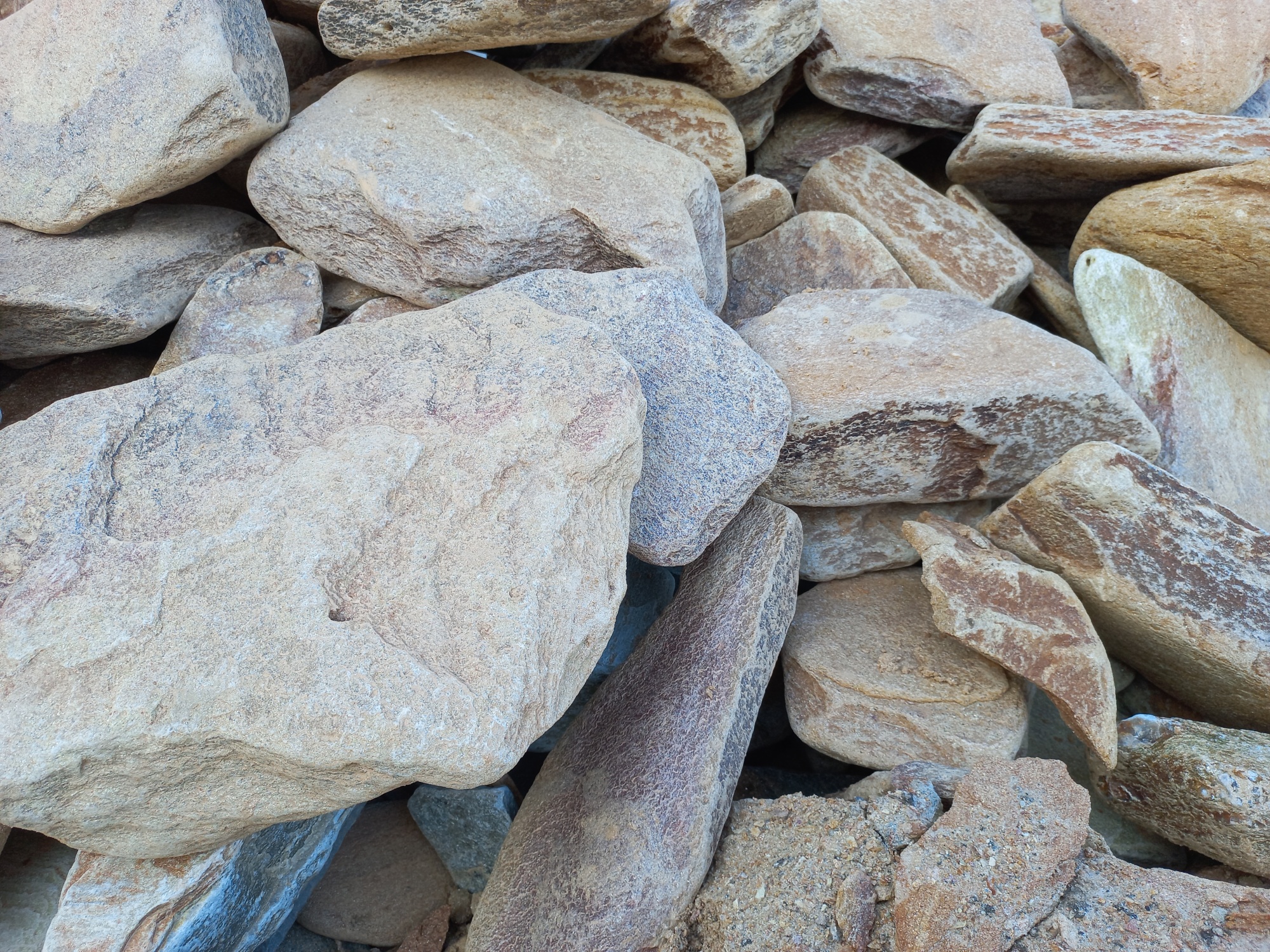 Златолит жёлтый, жёлто-зелёный глыбки и валуны для ланшафтного дизайна купить в Лянторе