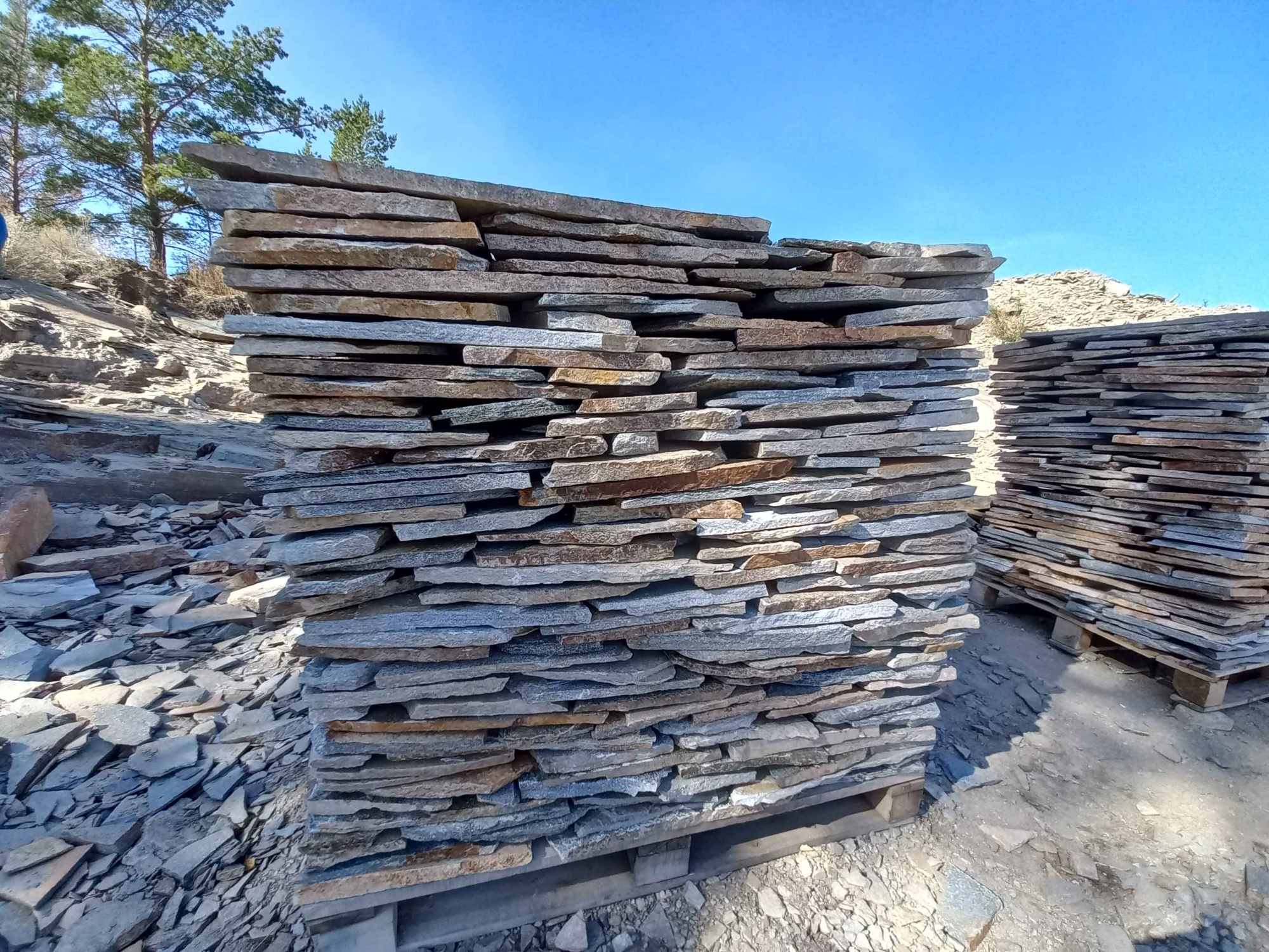 Плитняк златолит серебристый для фасада купить в Лянторе