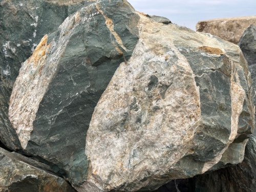 Гигантские зелёные валуны для ландшафтного дизайна весом более 5 тонн купить в Лянторе