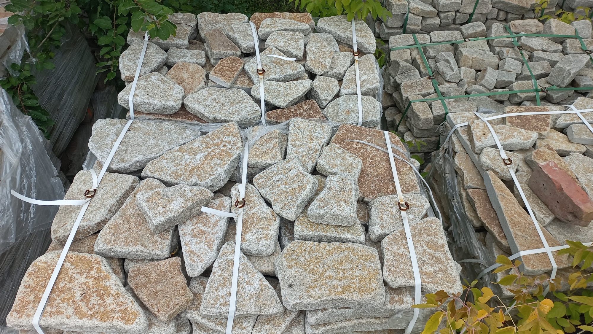 Гранитный плитняк галтованный для мощения купить в Лянторе