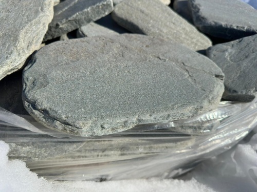 Плитняк златолит зелёный галтованный для мощения на бетон купить в Лянторе